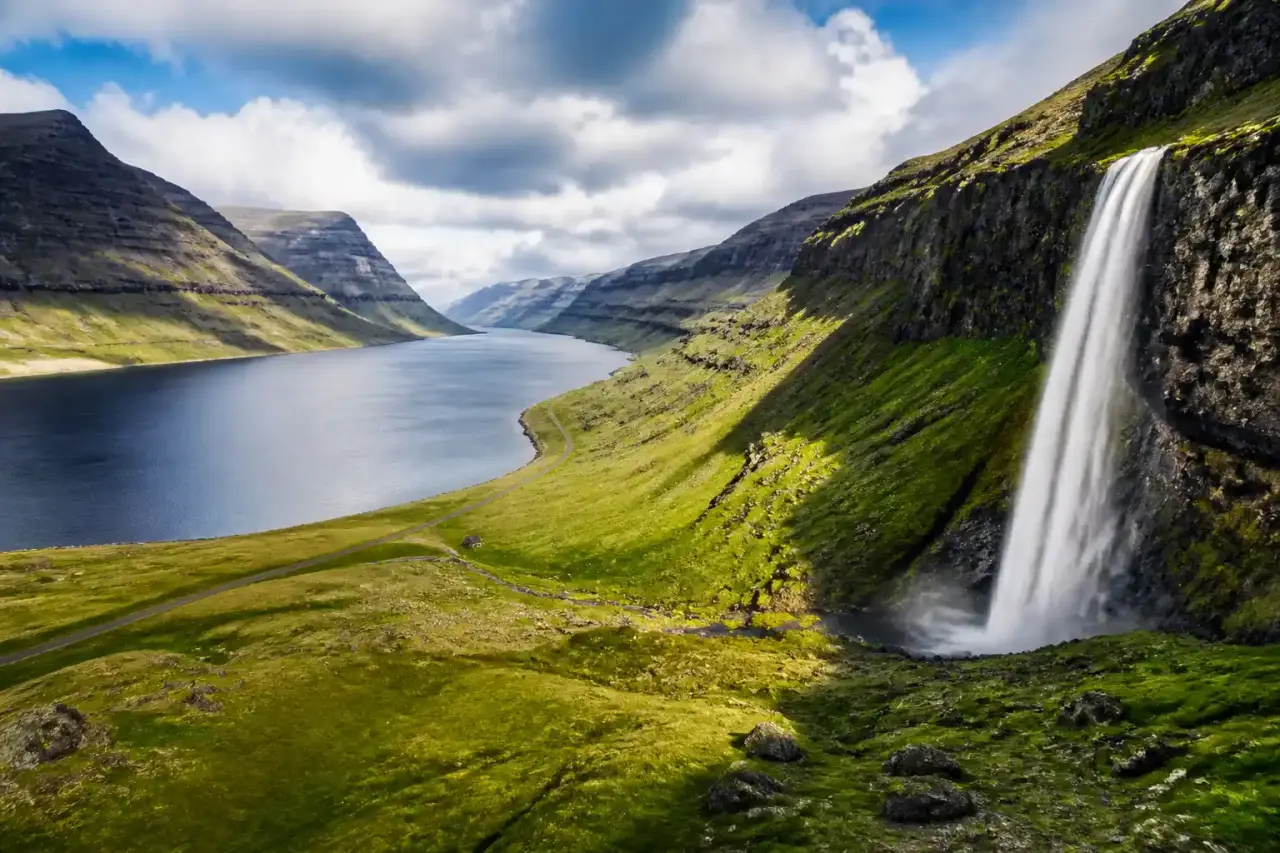 Paysage cinématographique d'Islande avec montagnes, brume et lumière dorée