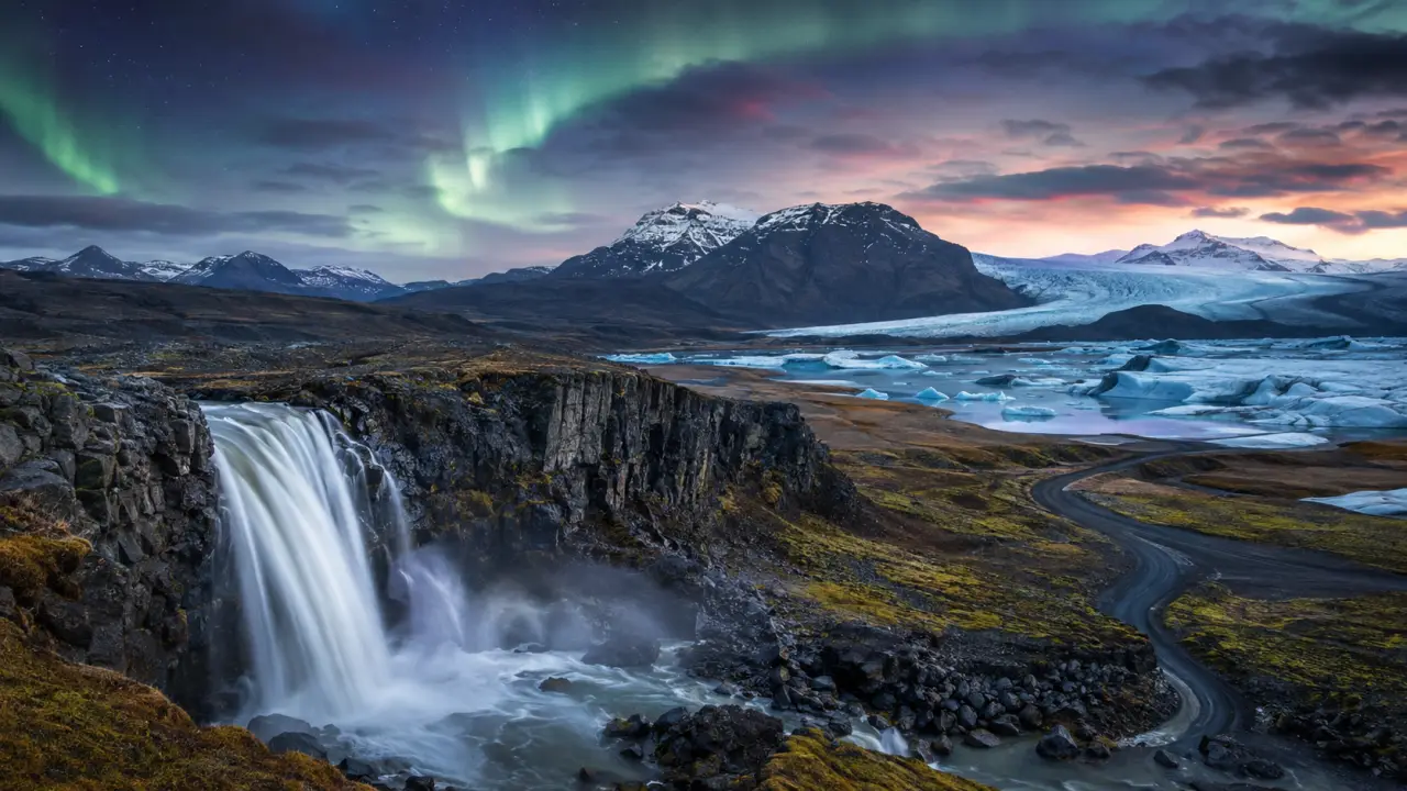 Paysage cinématographique de l’Islande, entre reliefs volcaniques, brume et lumière changeante