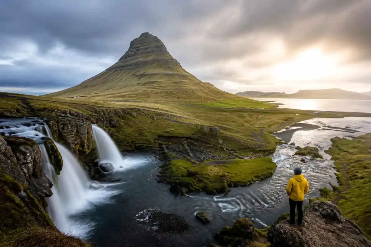 Paysage cinématographique d'Islande, route solitaire et lumière dramatique
