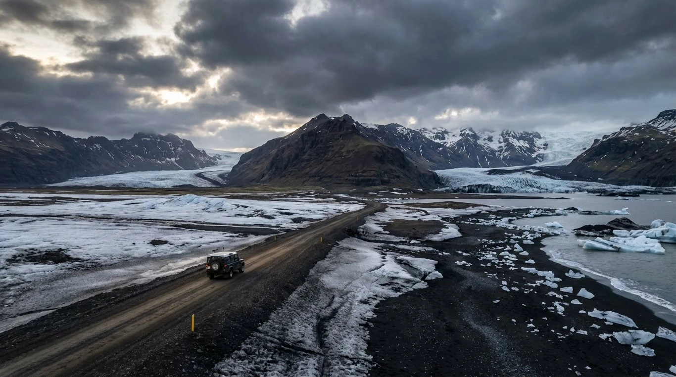 Plage de sable noir en Islande avec colonnes de basalte